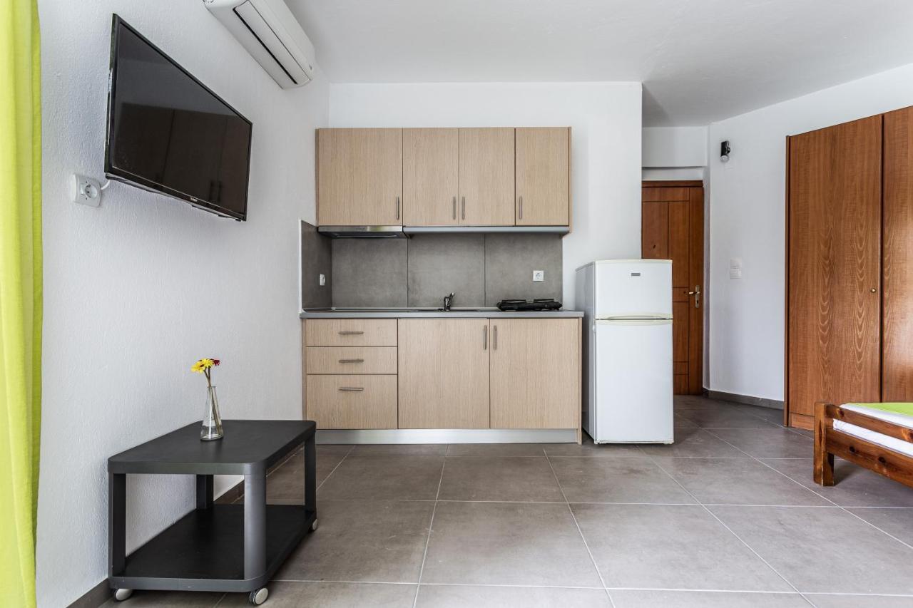 Mike'S Apartments Неи Порои Екстериор снимка