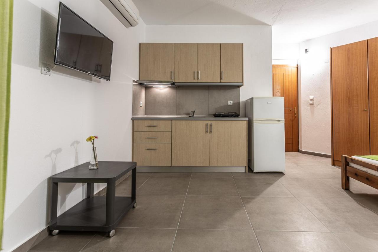 Mike'S Apartments Неи Порои Екстериор снимка